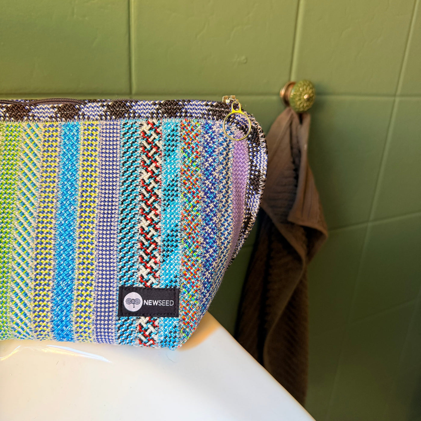 kulturbeutel, bunt, upcycling aus kletterseilen, für camper, abenteurer und vanlife