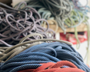 recyclingstationen für kletterseile, kletterequipment und online shop für produkte aus upgecyceltem kletterseil marke newseed
